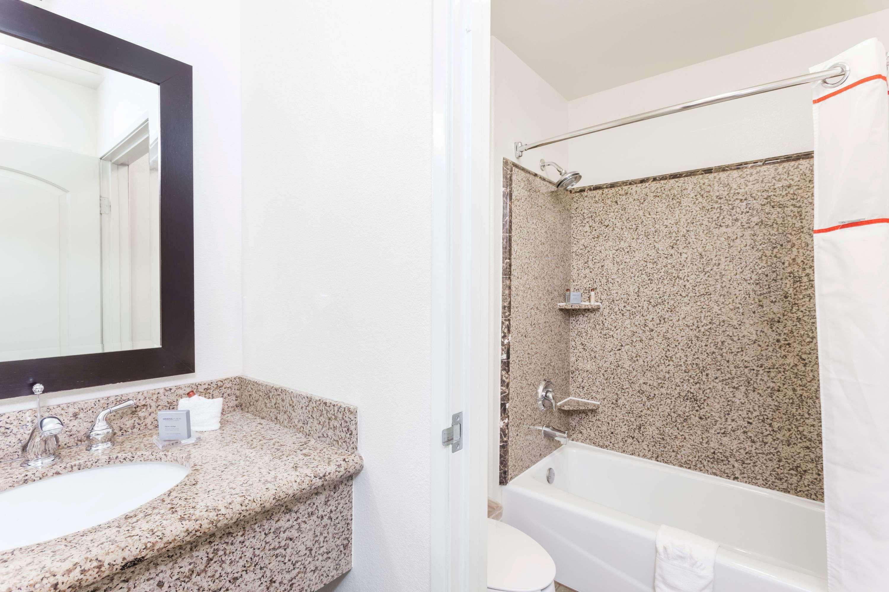 Hawthorn Suites Викторвилл Экстерьер фото