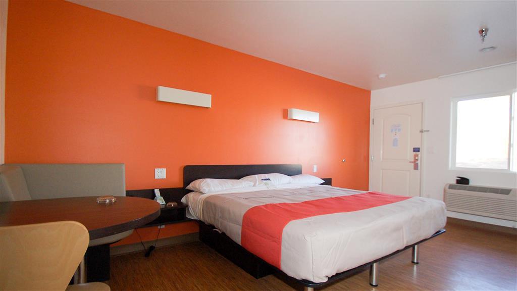 Hawthorn Suites Викторвилл Номер фото